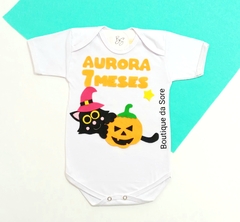 body de bebe branco tematico halloween gatinha preta de chapeu com abobora nome e meses para festa de mesversario