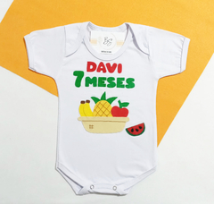 body-de-bebe-branco-personalizado-cesta-de-frutas-banana-abacaxi-maca-melancia