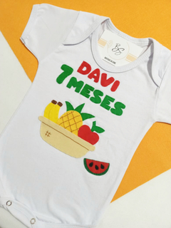 body-de-bebe-branco-personalizado-cesta-de-frutas-banana-abacaxi-maca-melancia