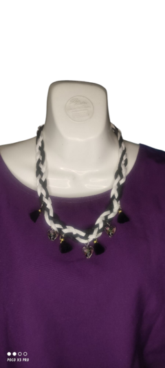 Collar bicolor con aretes en internet