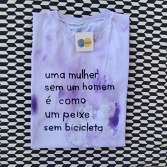 camisa UMA MULHER SEM UM HOMEM É... (roxa)