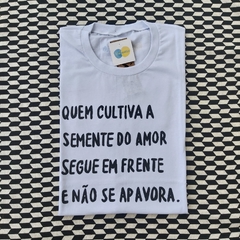 camisa QUEM CULTIVA A SEMENTE DO AMOR...