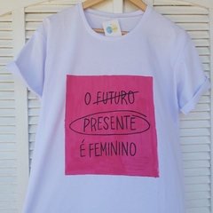 camisa O PRESENTE É FEMINISTA (rosa)