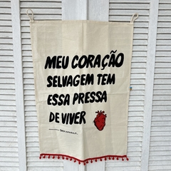 bandeira decorativa MEU CORAÇÃO SELVAGEM TEM ESSA PRESSA DE VIVER