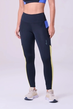 LEGGING ESSENTIAL RUN FLIGHT - PRETO / AZUL / VERDE - P