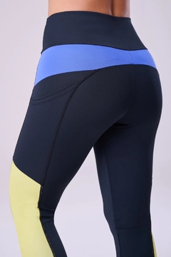 LEGGING ESSENTIAL RUN FLIGHT - PRETO / AZUL / VERDE - P - loja online