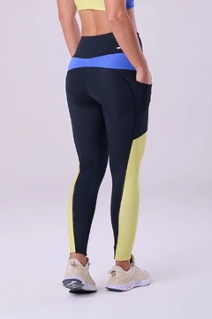 Imagem do LEGGING ESSENTIAL RUN FLIGHT - PRETO / AZUL / VERDE - P