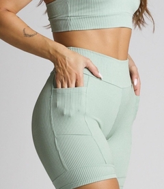 SHORT FITNESS COM RECORTES - MENTA - comprar online