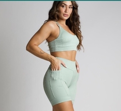 SHORT FITNESS COM RECORTES - MENTA