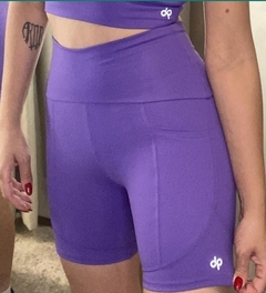 SHORT FITNESS ROXO COM BOLSOS E DETALHES EM RECORTES - ROXO