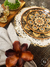Porta guardanapo Magnólia marrom (flor permanente) em argola de madeira - comprar online