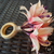 Porta guardanapo Mini Lírios (flor permanente) em argola de madeira - comprar online