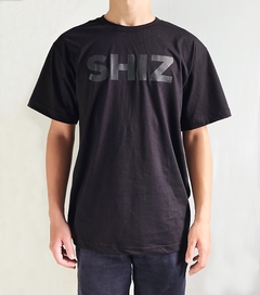 CAMISETA SHIZ LOGO PRETO NO PRETO