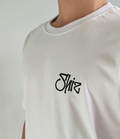 CAMISETA SHIZ BRANCA LOGO NO PEITO - comprar online