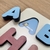 Alfabeto maiúsculo de encaixe - Brinquedo educativo em madeira que auxilia na alfabetização - Vila Brinquedos | Brinquedos educativos em madeira