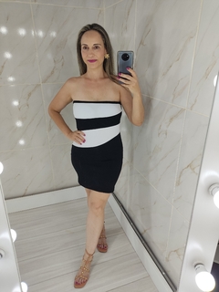 Vestido Tomara que Caia Curto Colado Bicolor Preto e Branco na internet