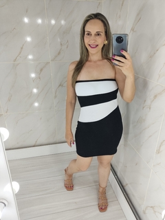 Vestido Tomara que Caia Curto Colado Bicolor Preto e Branco