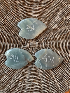 Gua Sha Triangular Ónix Azul y caramelo - comprar online