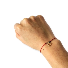 Pulsera hilo rojo con hematita rosa gold y dije silueta corazón en internet