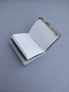 Caderno médio com capa kraft estampada com carimbo de folhas secas na internet
