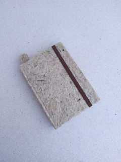 Caderneta pequena com capa revestida por papel de fibra;