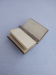 Caderneta pequena com capa revestida por papel de fibra; na internet
