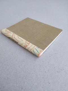 Caderno brochura com bordado lateral.