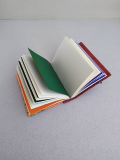 Caderno médio com capa estampada c/figura da mão na internet