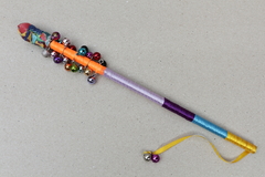 Instrumento colorido com guizos