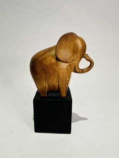 ESCULTURA RESINA ELEFANTE COM BASE na internet