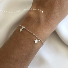 pulsera de plata con dijes de estrellitas