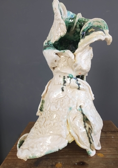 Vanesa orgullosa. Escultura cerámica 32 x 20 cm - Kiki Lawrie / La Juana