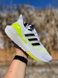 Tênis Adidas Ultraboost 21 na internet