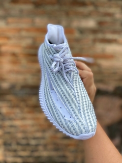 Tênis Adidas Yeezy na internet