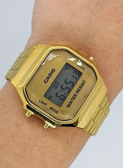 Relógio Casio WR Dourado Feminino na internet