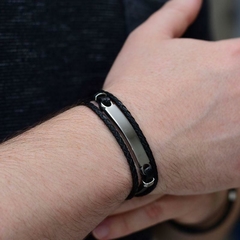 Pulseira masculina em aço e couro preto trançado com placa steel no centro