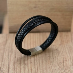 Pulseira masculina em aço couro preto centro trançado lateral trabalhado e fino