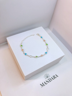 conjunto de choker e pulseira prateada com pedrinhas coloridas na internet