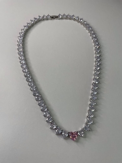 Choker cravejada com pedra de coração rosa na internet