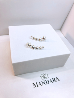 Brincos prateados ear cuff estrelinhas