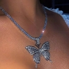 colar borboleta cravejada com strass