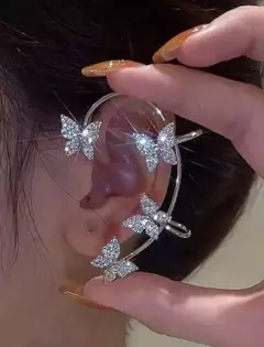 brinco ear cuff prateado com borboletas cravejadas na internet