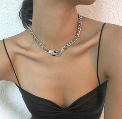 Choker de cobra com strass na internet