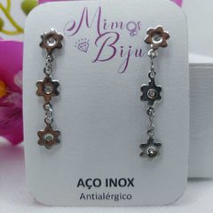 Brinco em aço inox - 3 florzinhas com strass