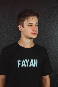 CAMISETA FAYAH DISTORTED PRETA na internet