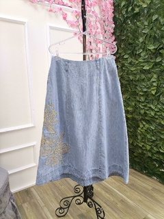 Saia Midi Evasê c Bordado Jeans - MO 4739972 na internet