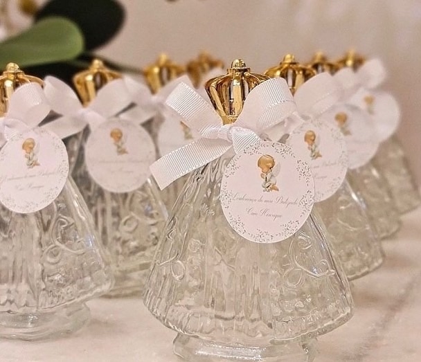 10 Lembrancinhas de Batizado Garrafa no Formato da Imagem de Nossa Senhora  de vidro personalizada com mini terço