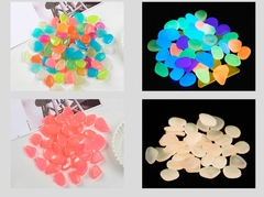 Pedras coloridas que brilham no escuro na internet