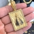 PINGENTE PLACA NOSSA SENHORA MÉDIA FUNDO AMADEIRADO CRAVEJADO COM PEDRAS DE ZIRCÔNIA - 4x3cm - BANHO OURO 18K - comprar online