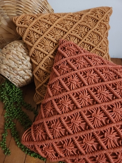 Capa de Almofada em Macrame Flora - Mostarda 42x42cm - comprar online